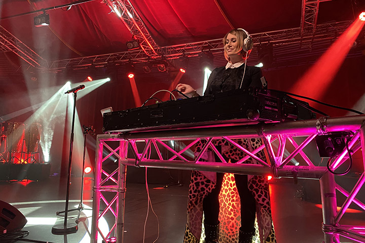 Dj estrade structure eclairage rouge agence tout mix