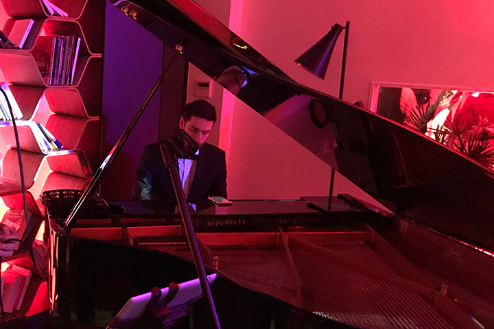 Pianiste piano a queue eclairage rouge agence tout mix