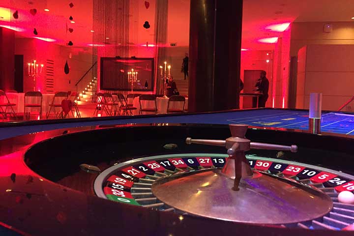 Table de roulette eclairage rouge agence tout mix Table de roulette eclairage rouge agence tout mix